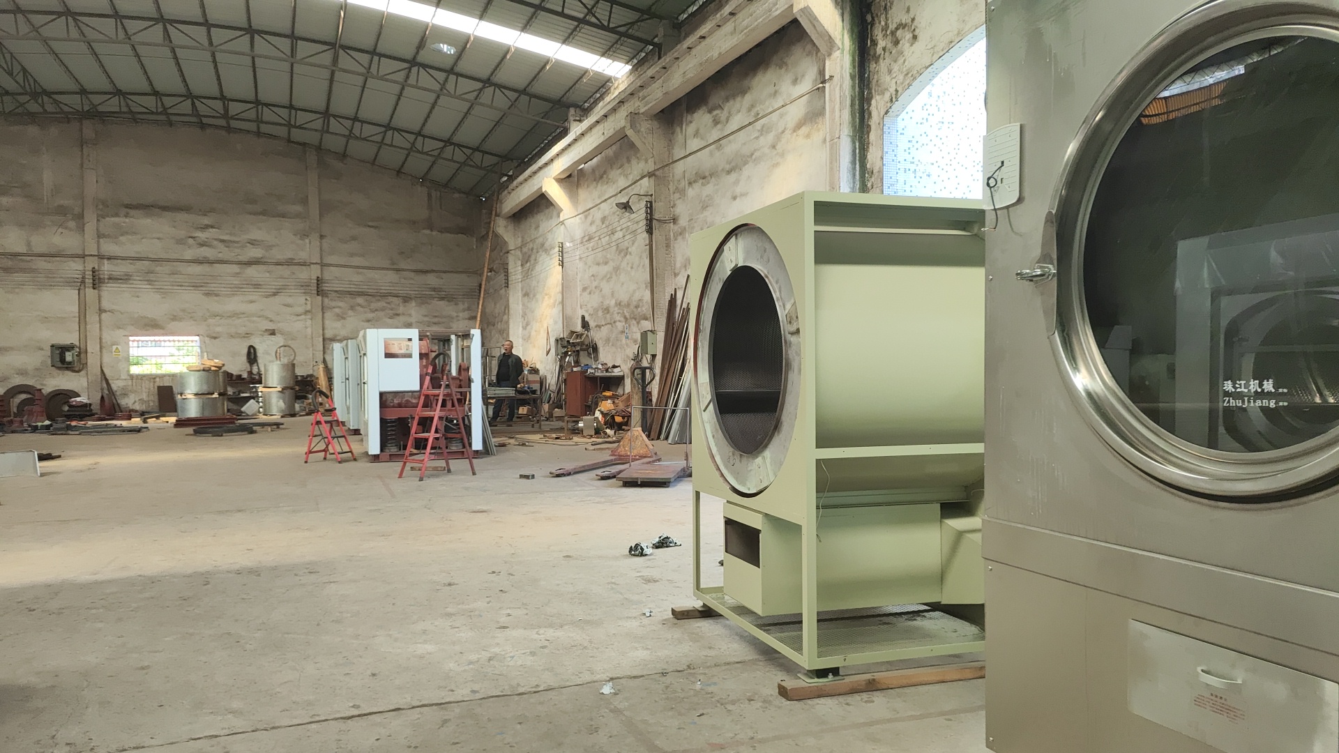 
珠江洗涤工业全自动洗衣机凭什么服务百家名企？大型干洗店都在用的高品质设备！
